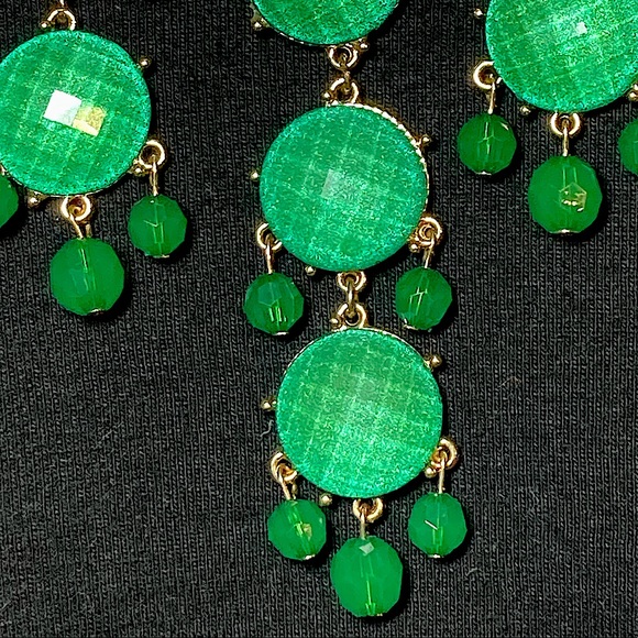VINTAGE GREEN PRISM CUT BUBBLE NECKLACE ON GOLD COLORED CHAIN - Picture 3 of 5
